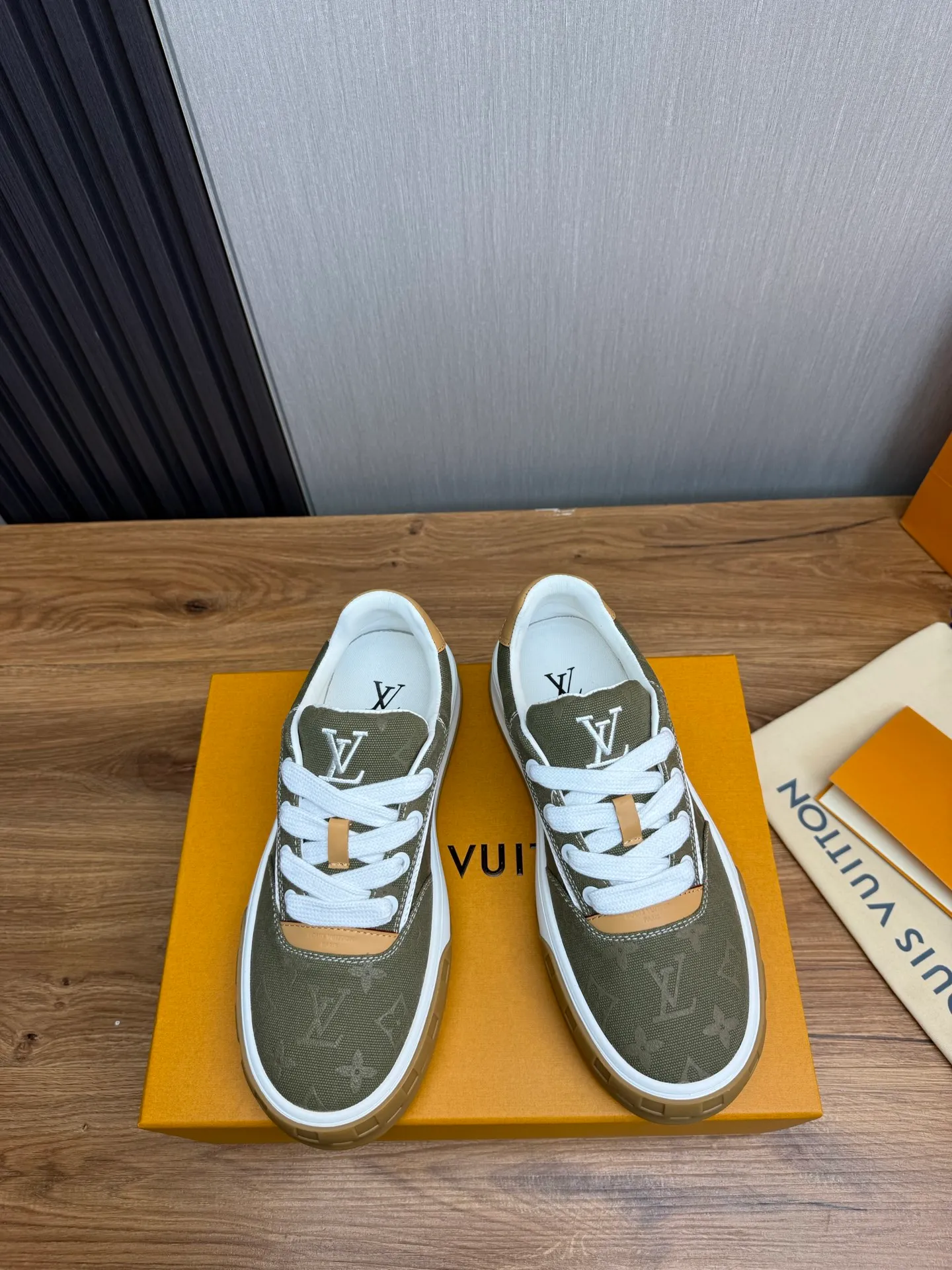 Men's shoes 620💰 Lv. Top purchasing agent🇮🇹 Louis Vuitton, sports sneakers counter synchronization, uppers imported from Italy, high-quality splicing and complex handicrafts, imported mesh pads are soft and comfortable, soles: original factory special soles, TPU exclusive movable molded soles super comfortable, original factory single goods, 🔍🔍high quality, you can enter and exit the counter at will, welcome to compare, code number 38-44 (customized 38.45)